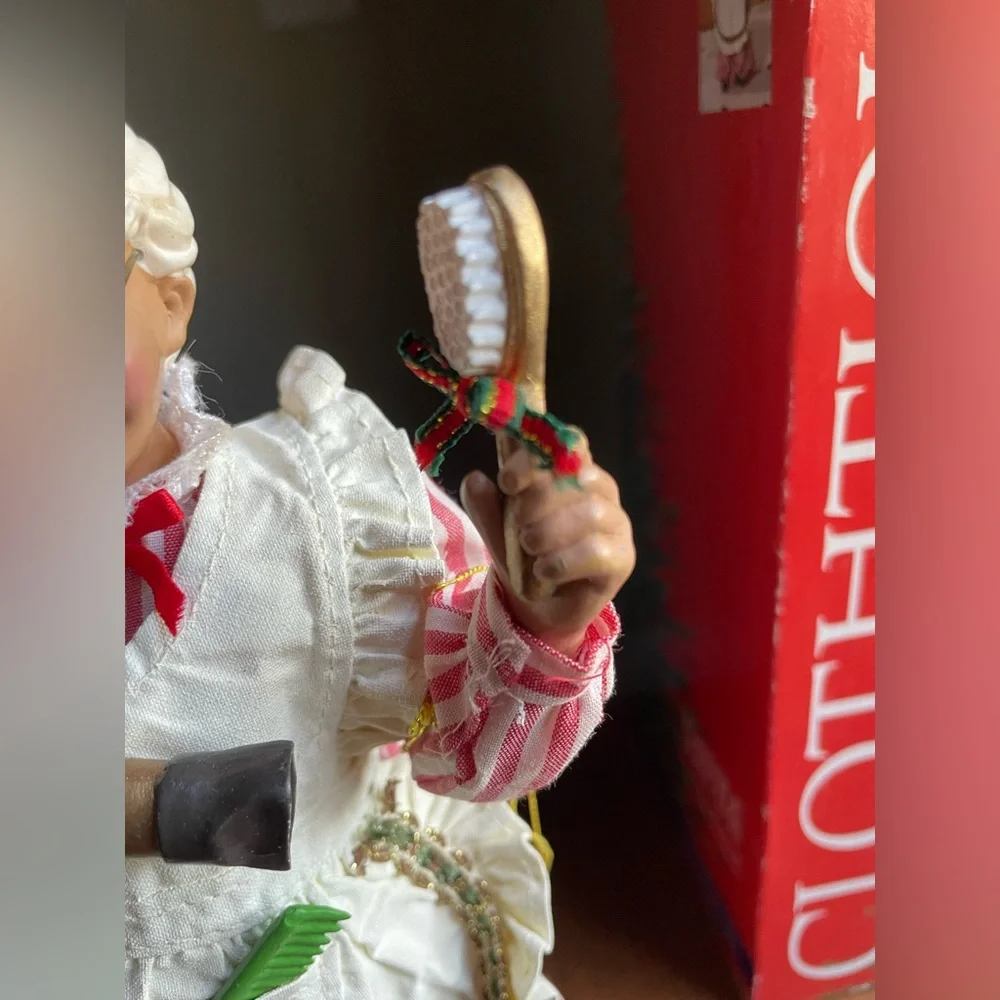 CLOTHTIQUE POSSIBLE DREAMS MRS.CLAUS Candy Cane Cuts Hair Stylist Figure Dept 56